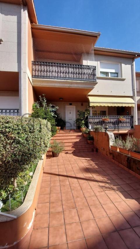 CHALET ADOSADO EN MIRAFLORES SANXENXO