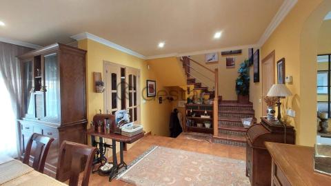 CHALET ADOSADO EN MIRAFLORES SANXENXO