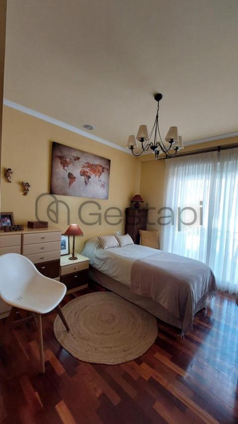 CHALET ADOSADO EN MIRAFLORES SANXENXO