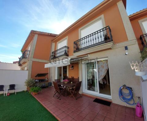 CHALET ADOSADO EN MIRAFLORES SANXENXO