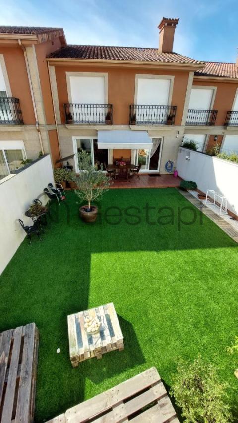 CHALET ADOSADO EN MIRAFLORES SANXENXO