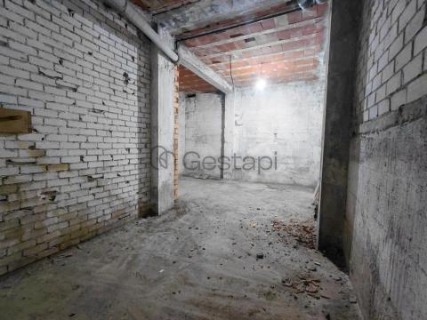 ALMACÉN / LOCAL SOTANO EN EL CENTRO DE SANXENXO